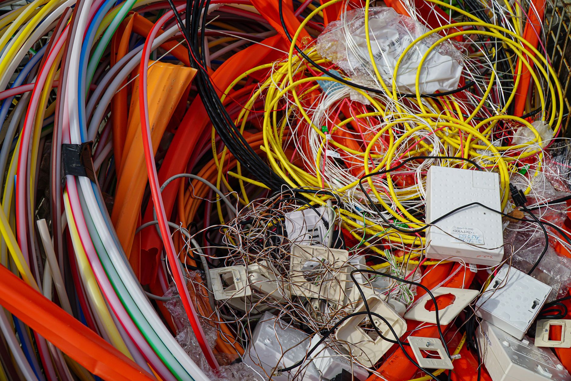 Consumul de electronice în UE depășește de trei ori rata de reciclare a deșeurilor electrice