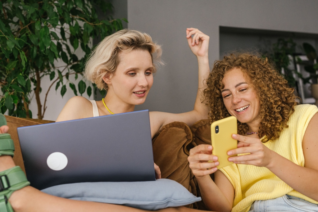 Meseria „clipping” care generează venituri mari pentru tineri pe platformele de social media