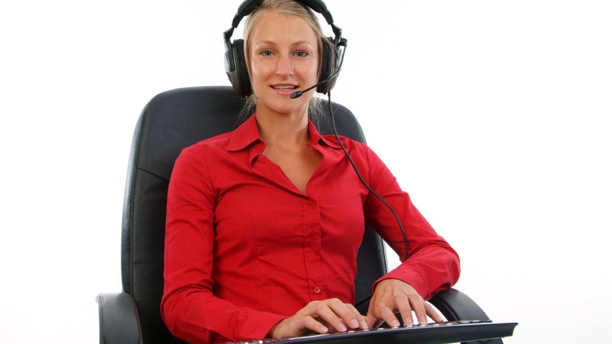 Monitorizarea angajaților prin inteligență artificială: evaluări automate și controverse la locul de muncă