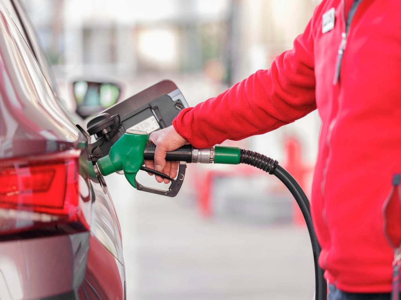 Iulian Stanciu și Adrian Crețoiu preiau controlul asupra rețelei de benzinării NIS Petrol