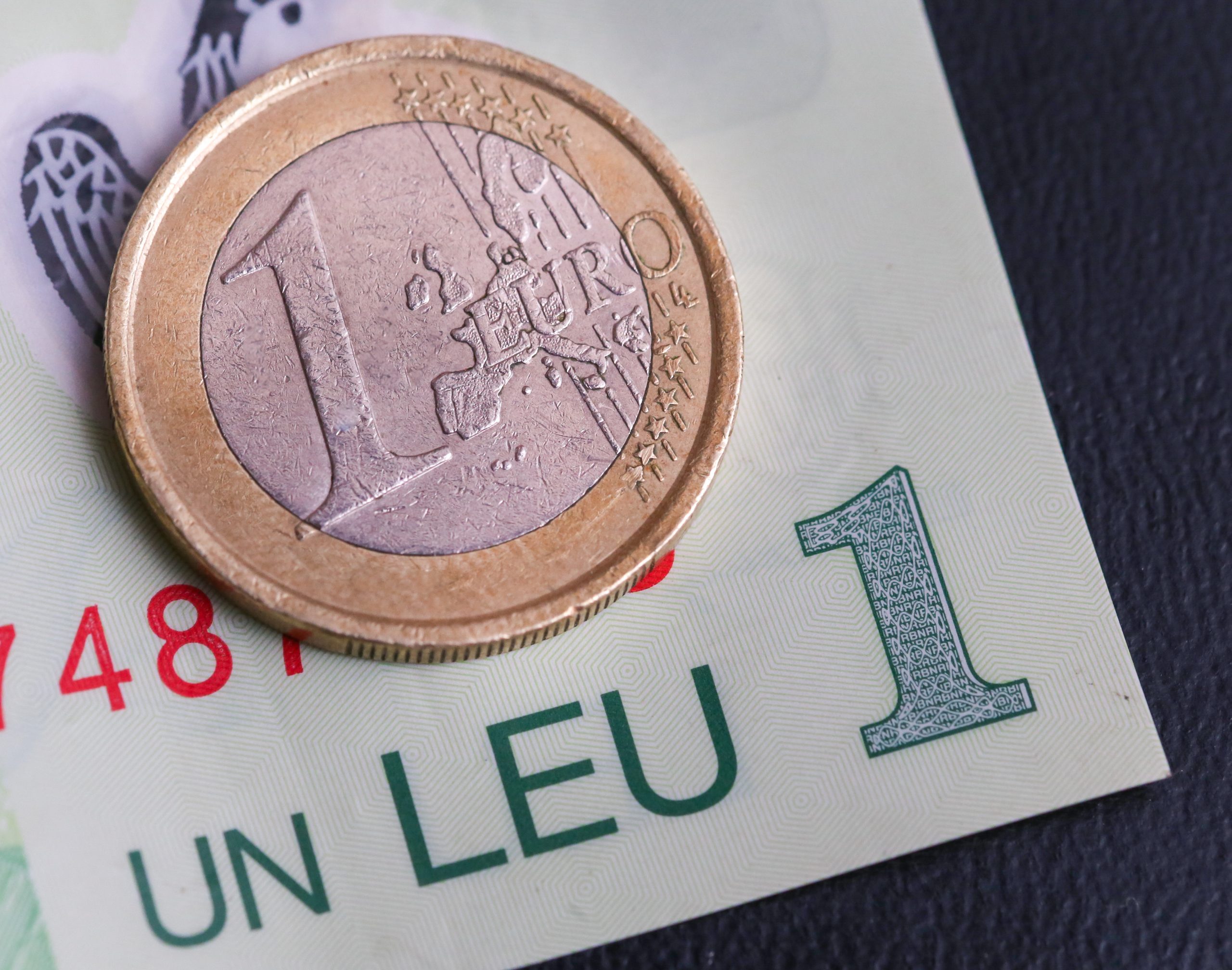 Evoluția cursului valutar BNR pentru joi, 15 octombrie 2026: Euro și dolarul au scăzut