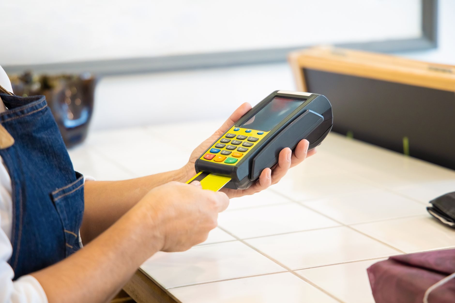 Amenzi de până la 4.000 de lei pentru antreprenori din cauza bonurilor fiscale fără cod QR