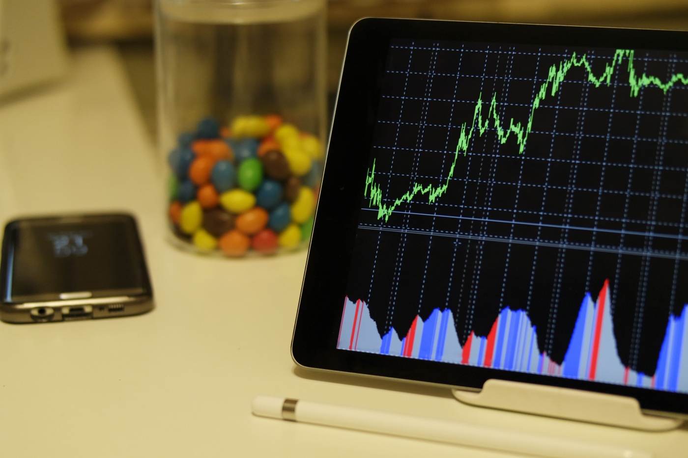 Wall Street: S&P 500 și Nasdaq își recuperează pierderile pe fondul reorientării investitorilor către sectoare defensive