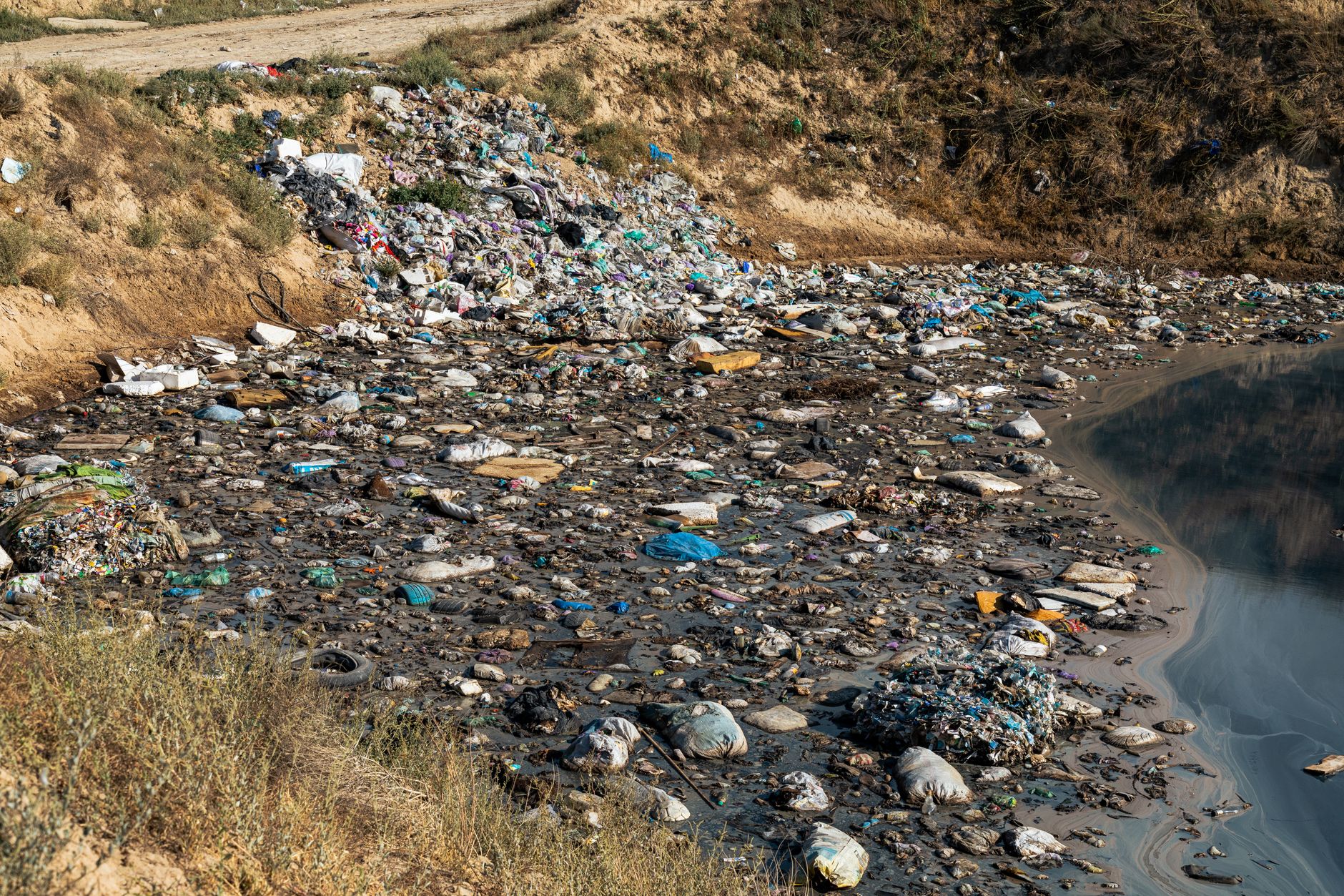 Amenzi de peste 320.000 de lei pentru arderi ilegale de deșeuri în Sintești