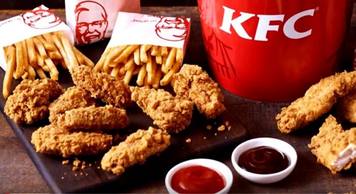 KFC schimbă furnizorul de băuturi: parteneriatul cu PepsiCo se încheie în favoarea Coca-Cola în SUA