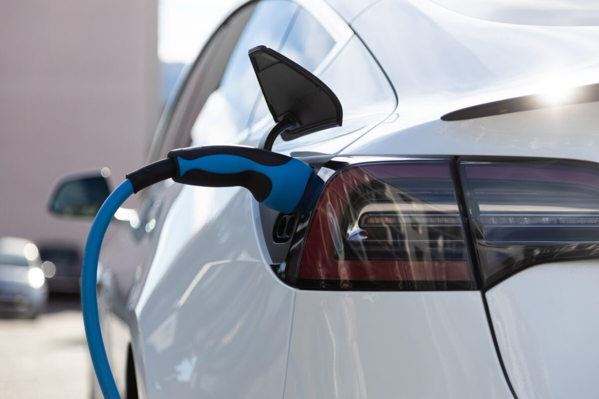 Cererea globală de vehicule electrice a scăzut cu 2% în septembrie, în ciuda recordurilor din Europa
