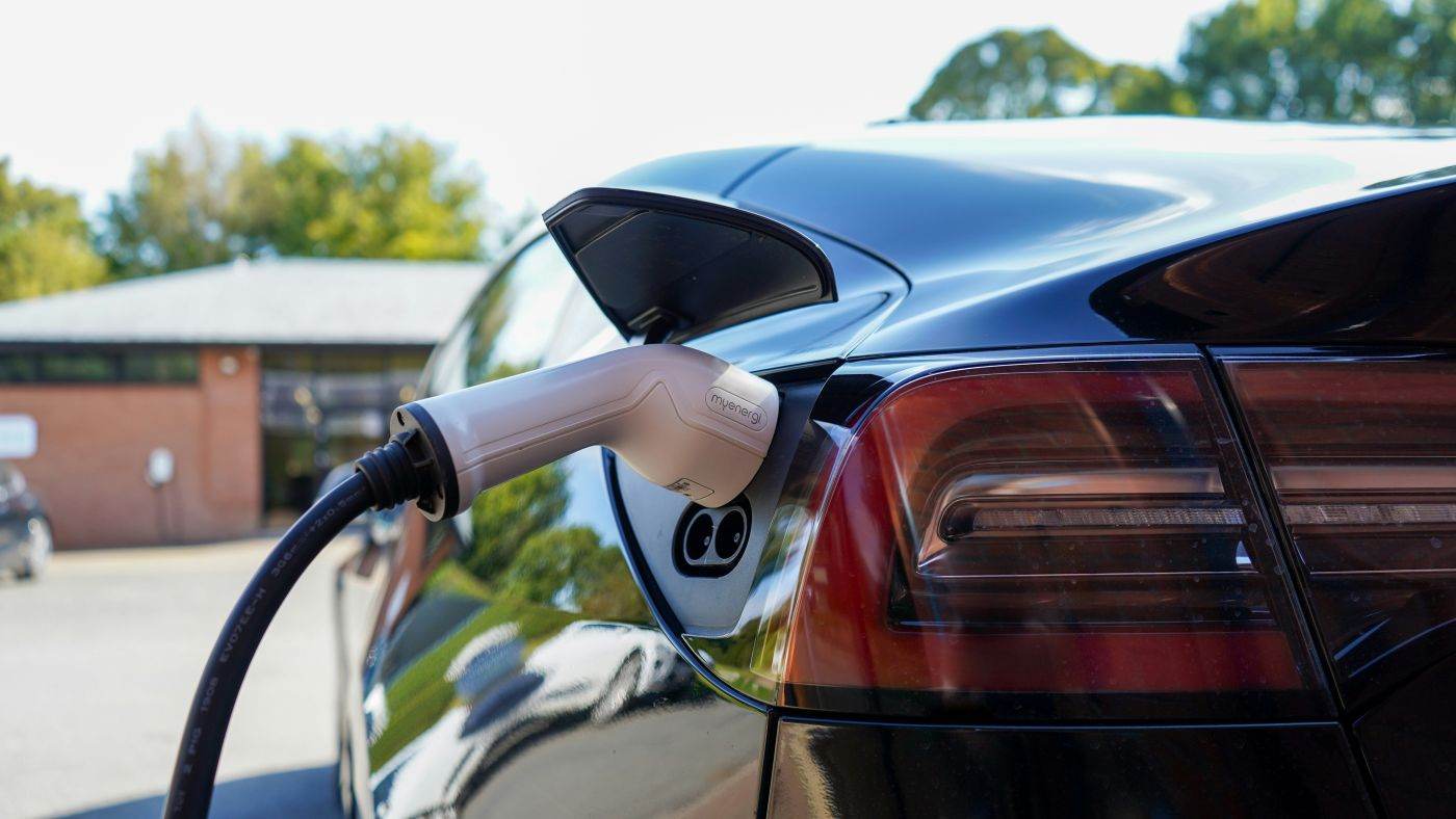 Vânzările globale de vehicule electrice au scăzut cu 2% în septembrie, în ciuda recordului din Europa