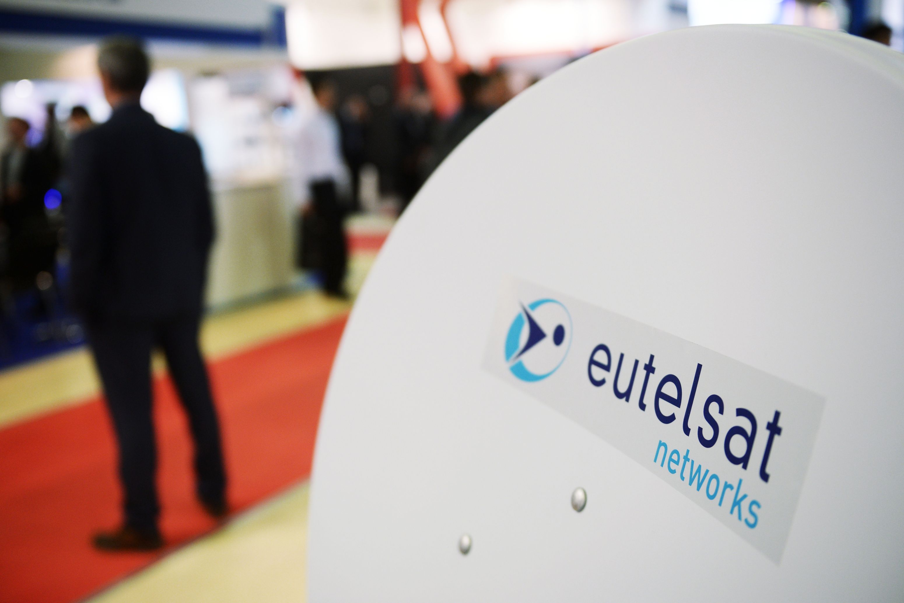 Acțiunile Eutelsat cresc cu 25% pe fondul restricțiilor Starshield în Ucraina