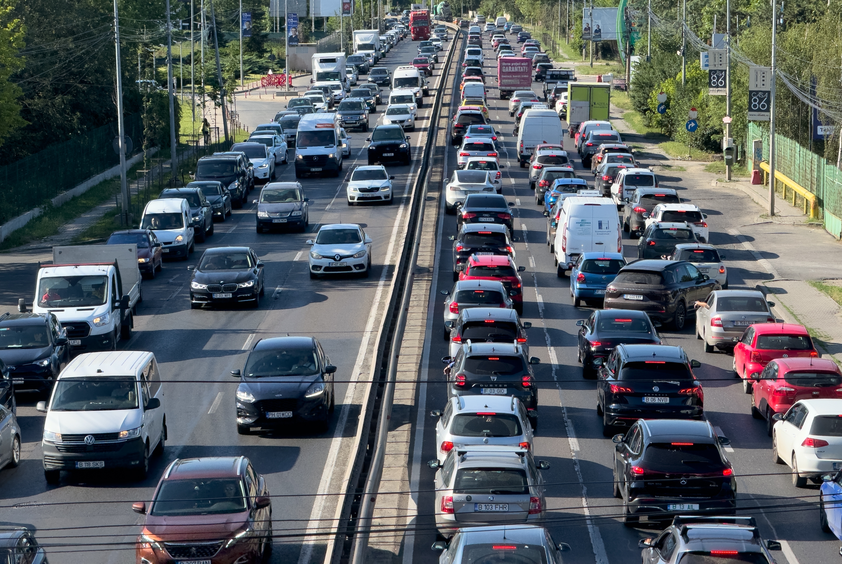Restricții pentru mașinile poluante în București: planul primarului Ciprian Ciucu și reacțiile politice