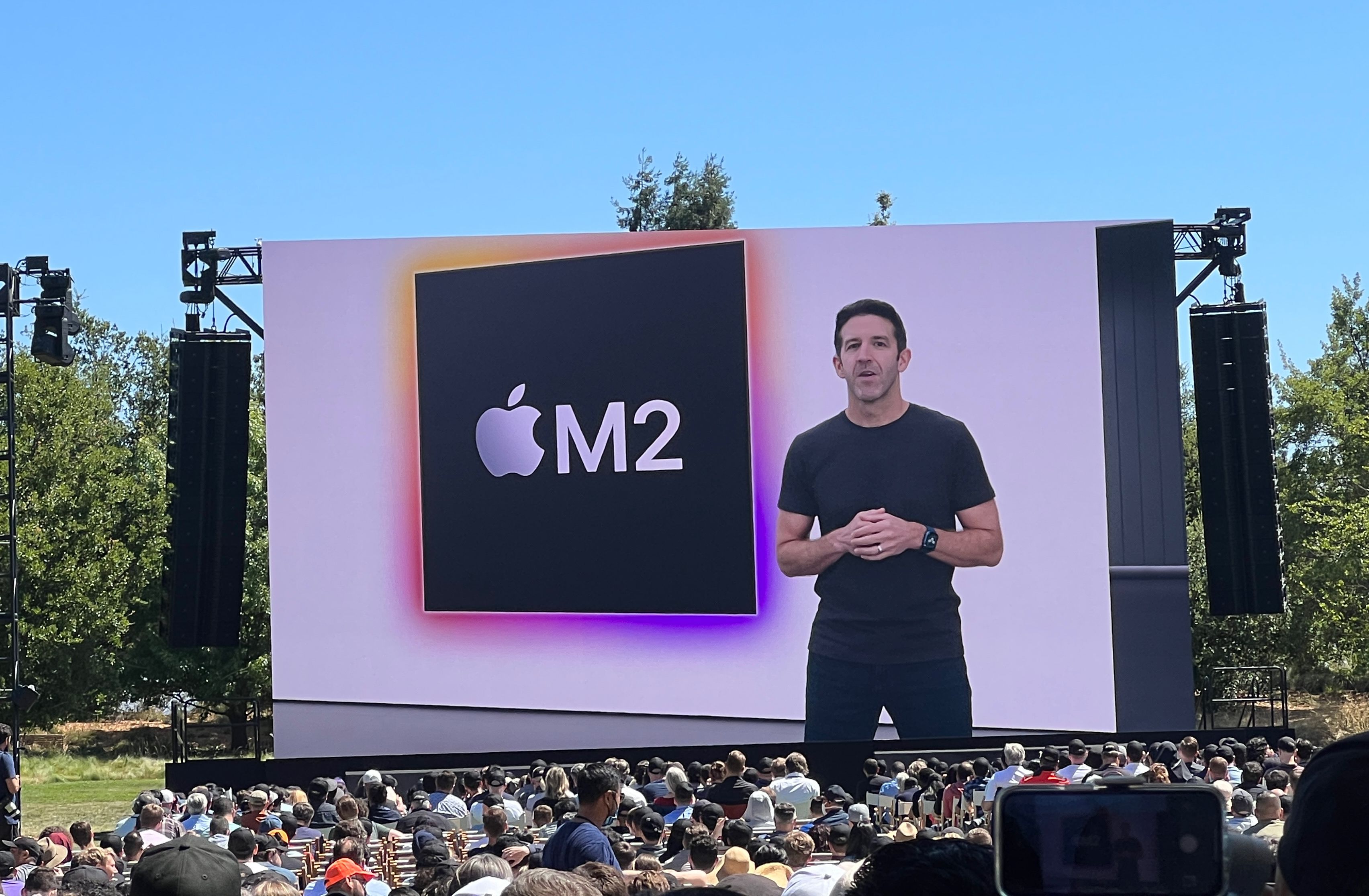 Noul CEO Apple, John Ternus, detaliază strategia pentru iPhone Duo și integrarea inteligenței artificiale