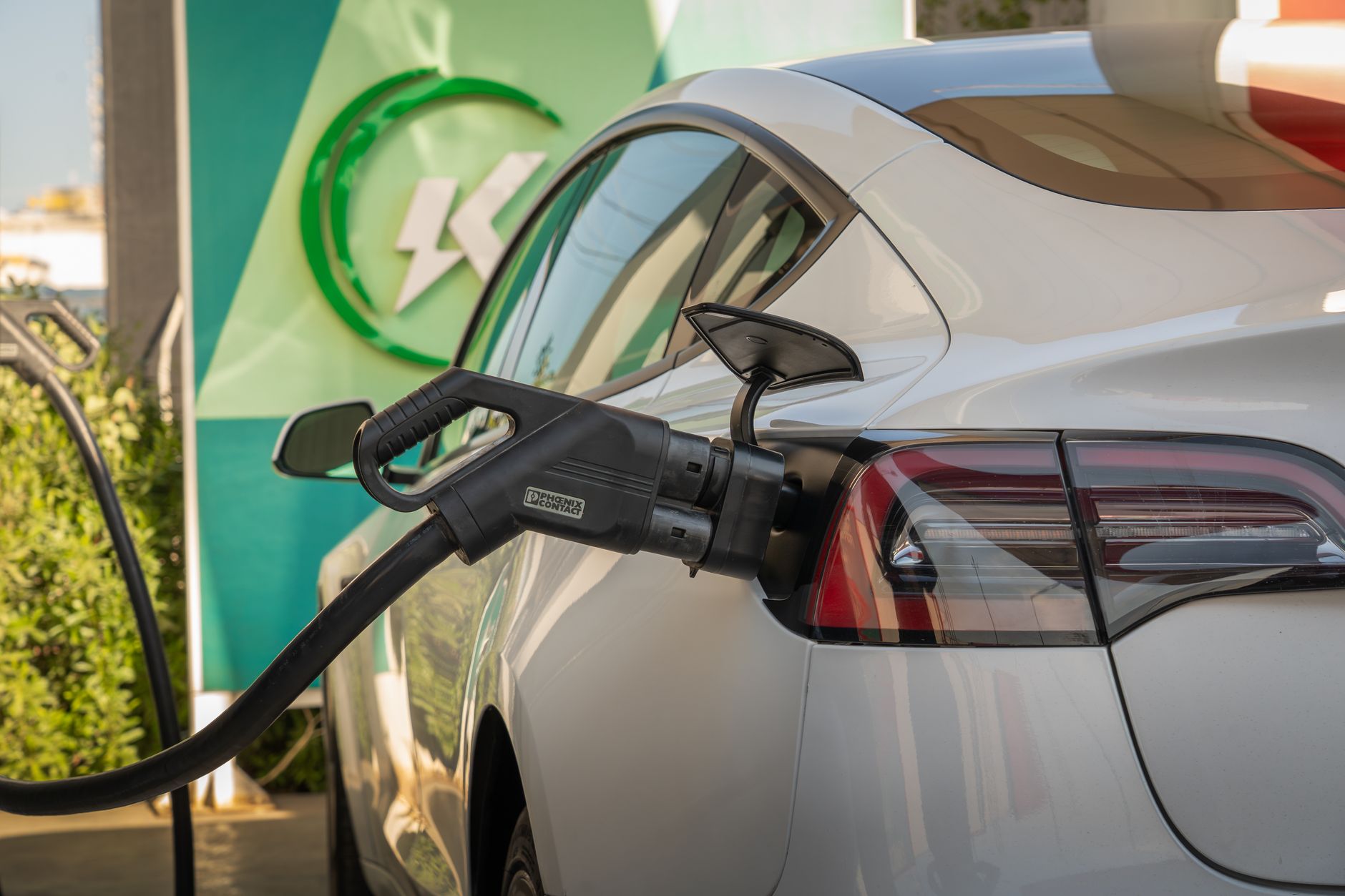 Vânzările globale de vehicule electrice au scăzut în septembrie, după o perioadă de creștere continuă
