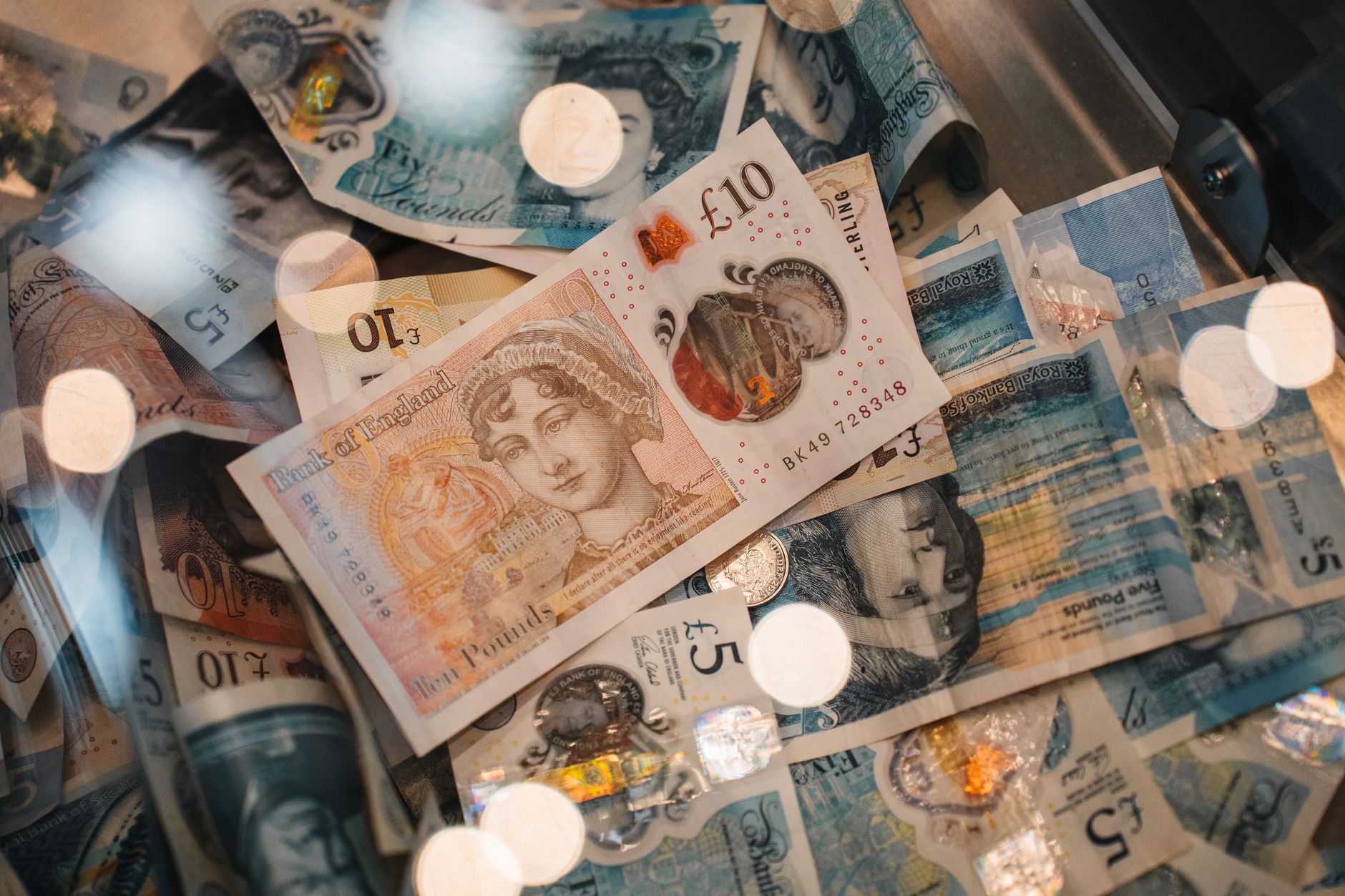 Cursul valutar de referință: Euro a scăzut ușor, în timp ce francul elvețian s-a apreciat față de leu