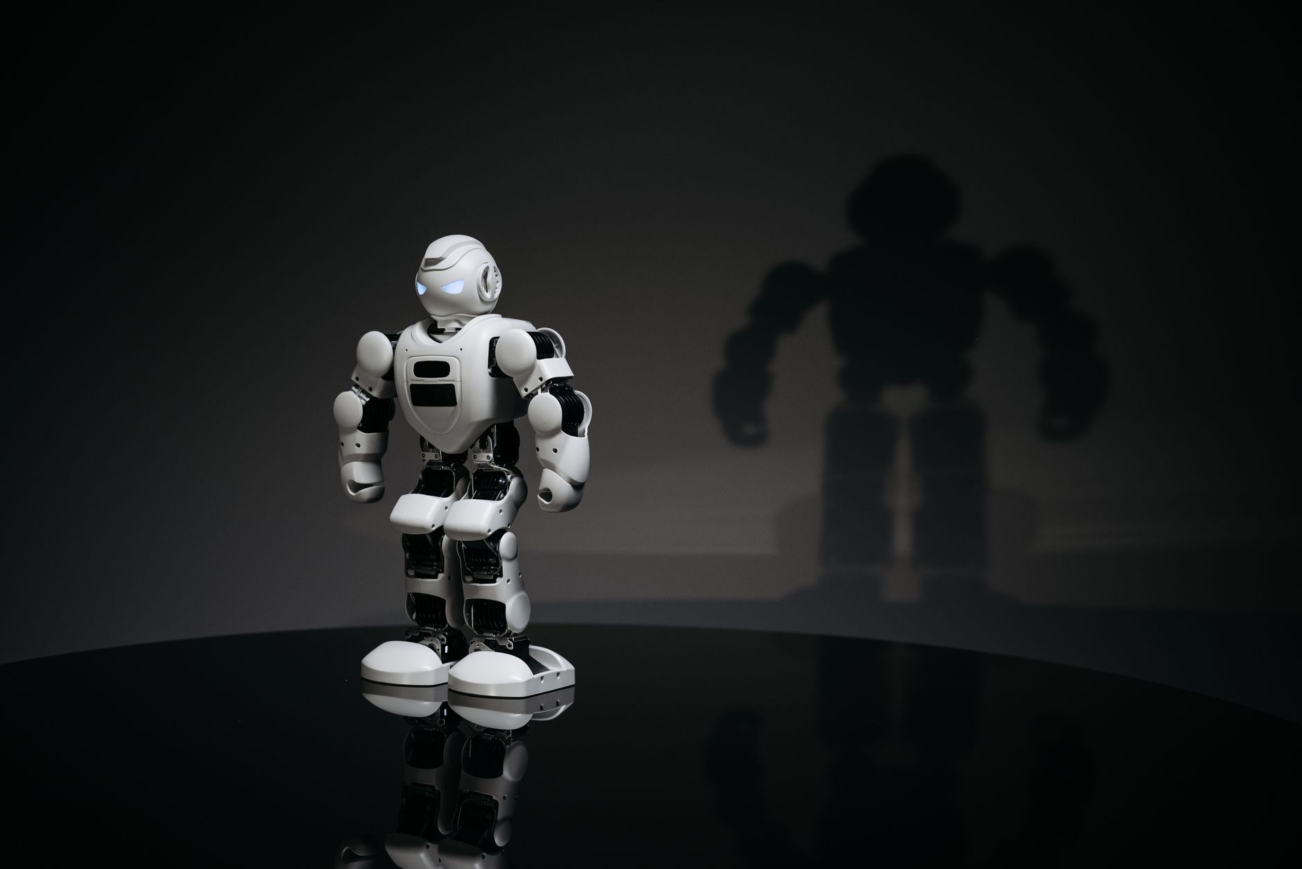 Anthropic pregătește un fond de miliarde de dolari pentru a atenua impactul inteligenței artificiale asupra muncii