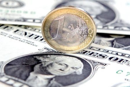 Euro scade față de dolar pe fondul instabilității politice din Franța și al prețurilor la energie