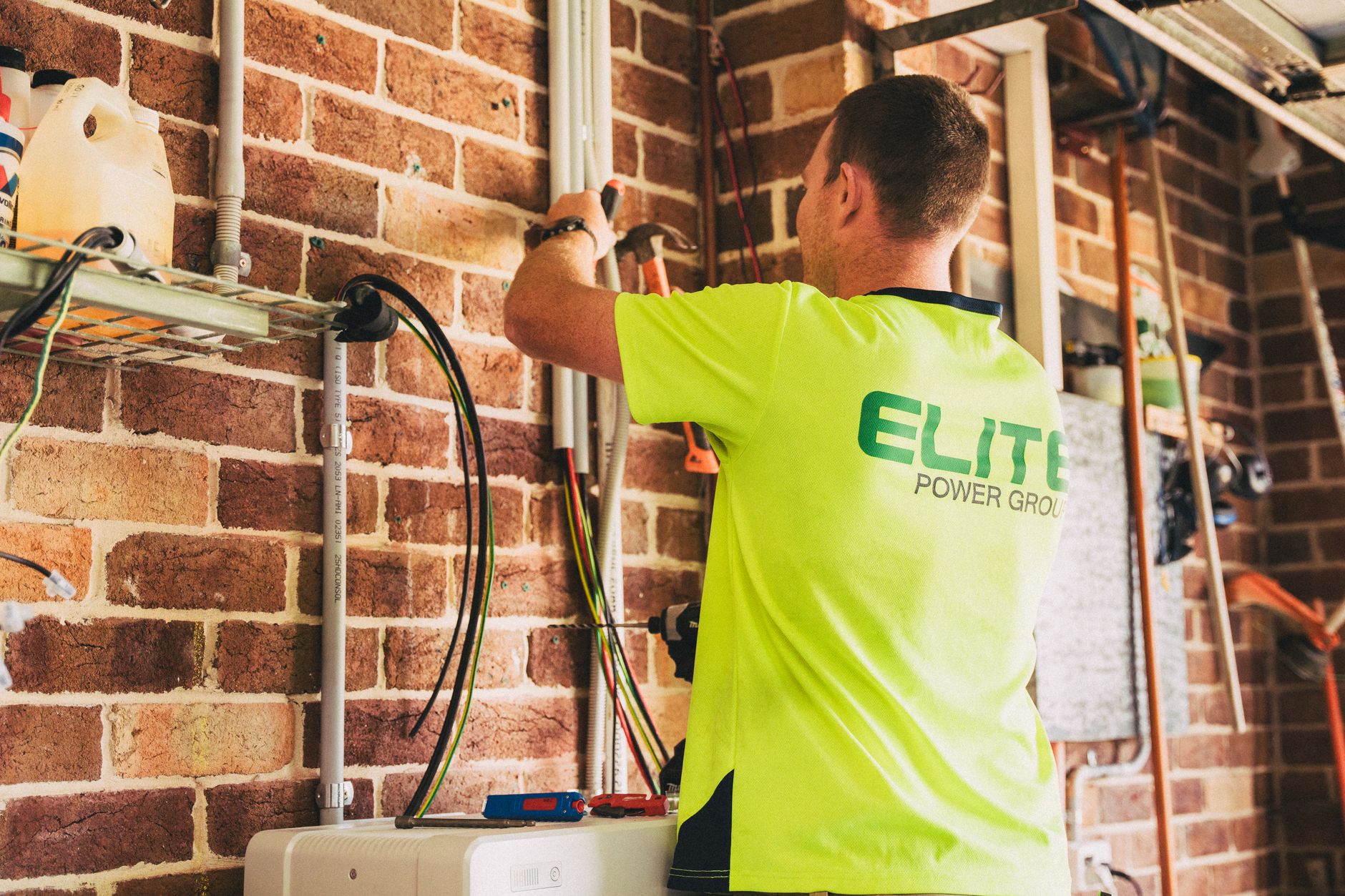 Componentele esențiale ale unui sistem fotovoltaic complet: de la panouri la stocarea energiei