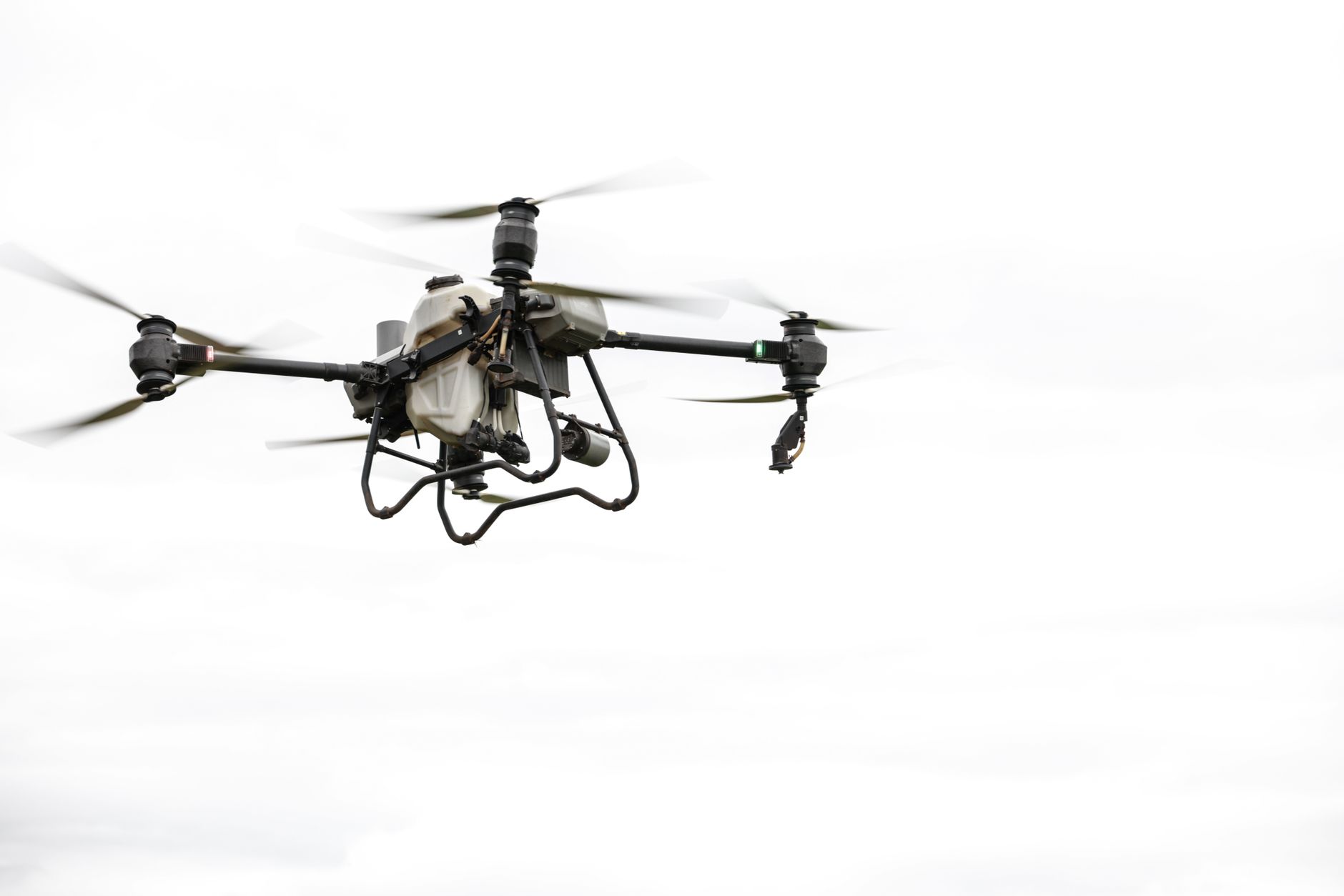 Primă de tehnologie pe frontul din Ucraina: Un soldat rănit a fost extras cu ajutorul unei drone grele
