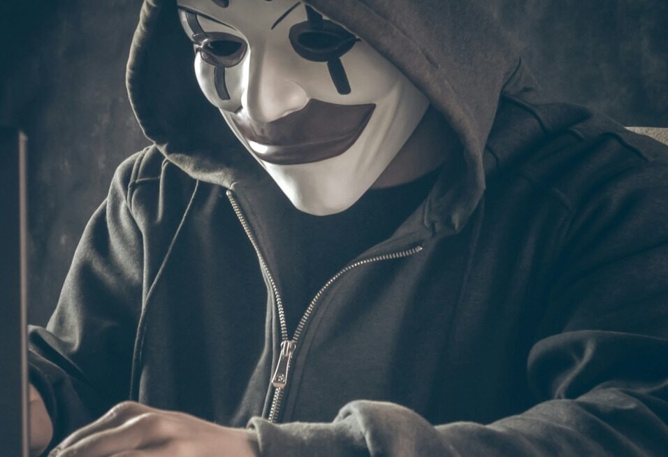 Atacuri cibernetice masive realizate cu agenți AI autonomi au compromis peste 100 de site-uri