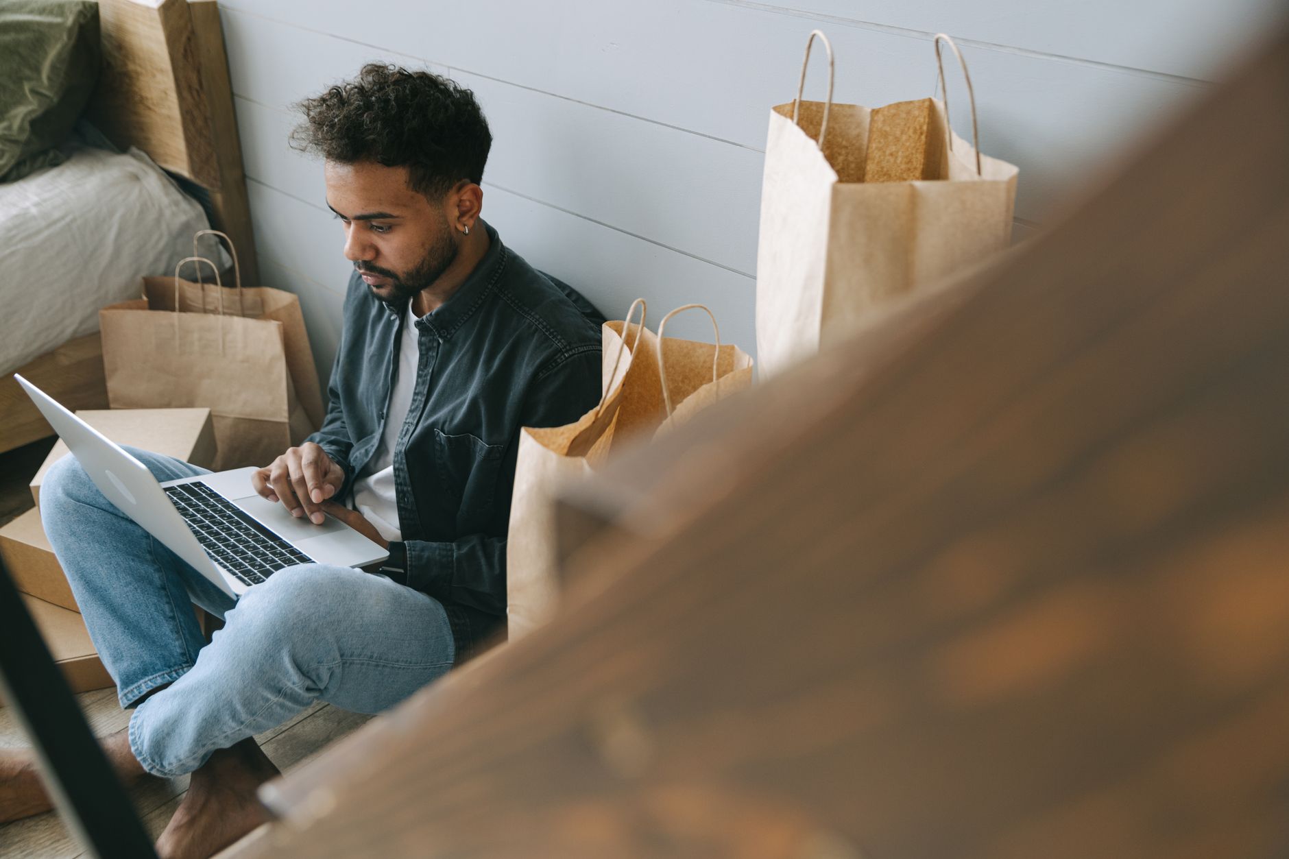 Taxele vamale pe coletele din afara UE impulsionază vânzările magazinelor online locale