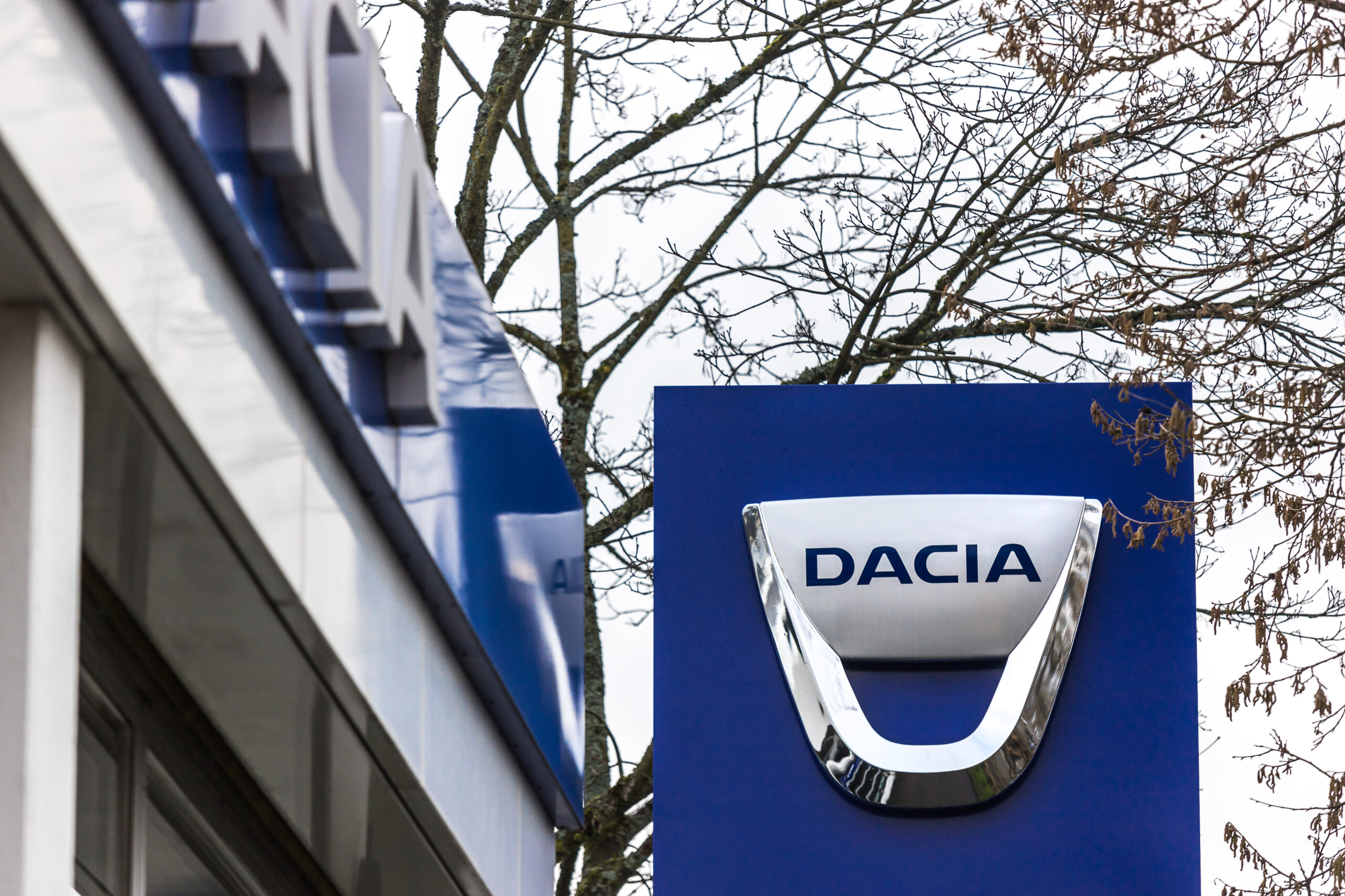 Tesla domină piața auto europeană, în timp ce vânzările modelelor Dacia Sandero și Logan sunt în scădere