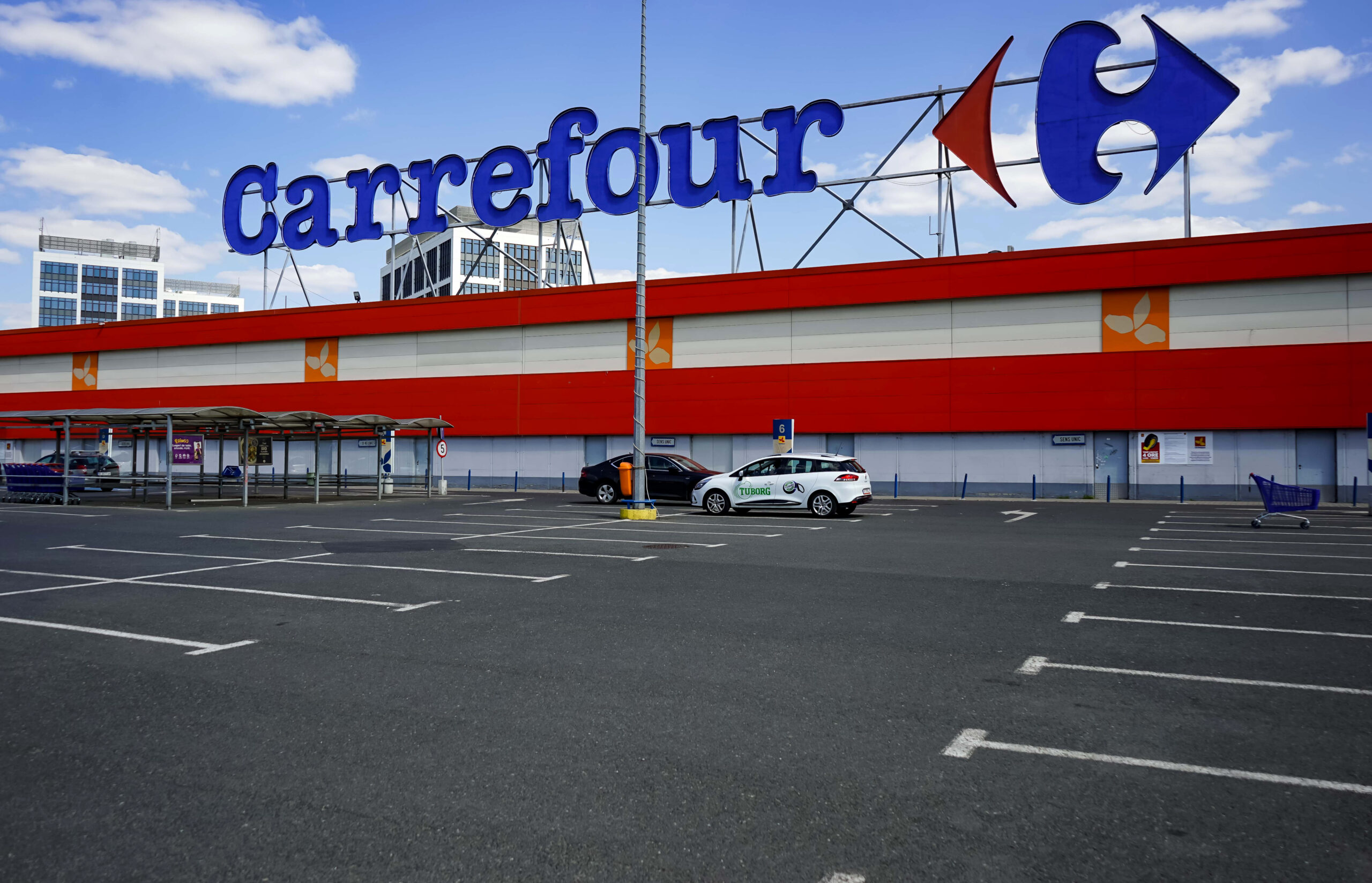 Carrefour își reduce prognozele de profit după jafuri și vandalism în Franța