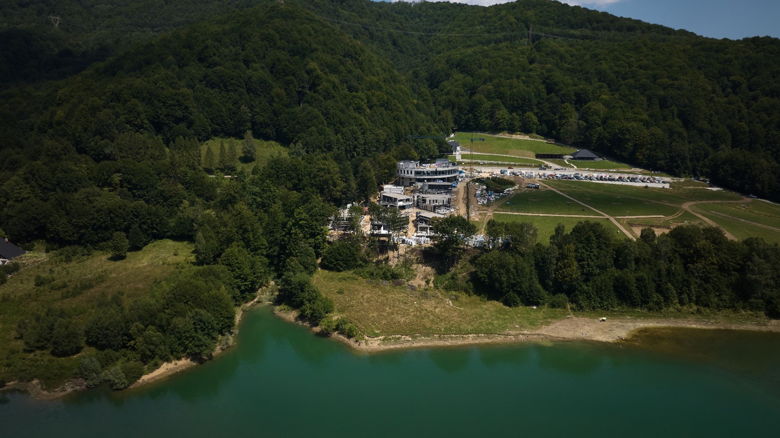 Noul complex de lux de pe Valea Doftanei va purta numele Montevista Lake & Mountain Luxury Resort