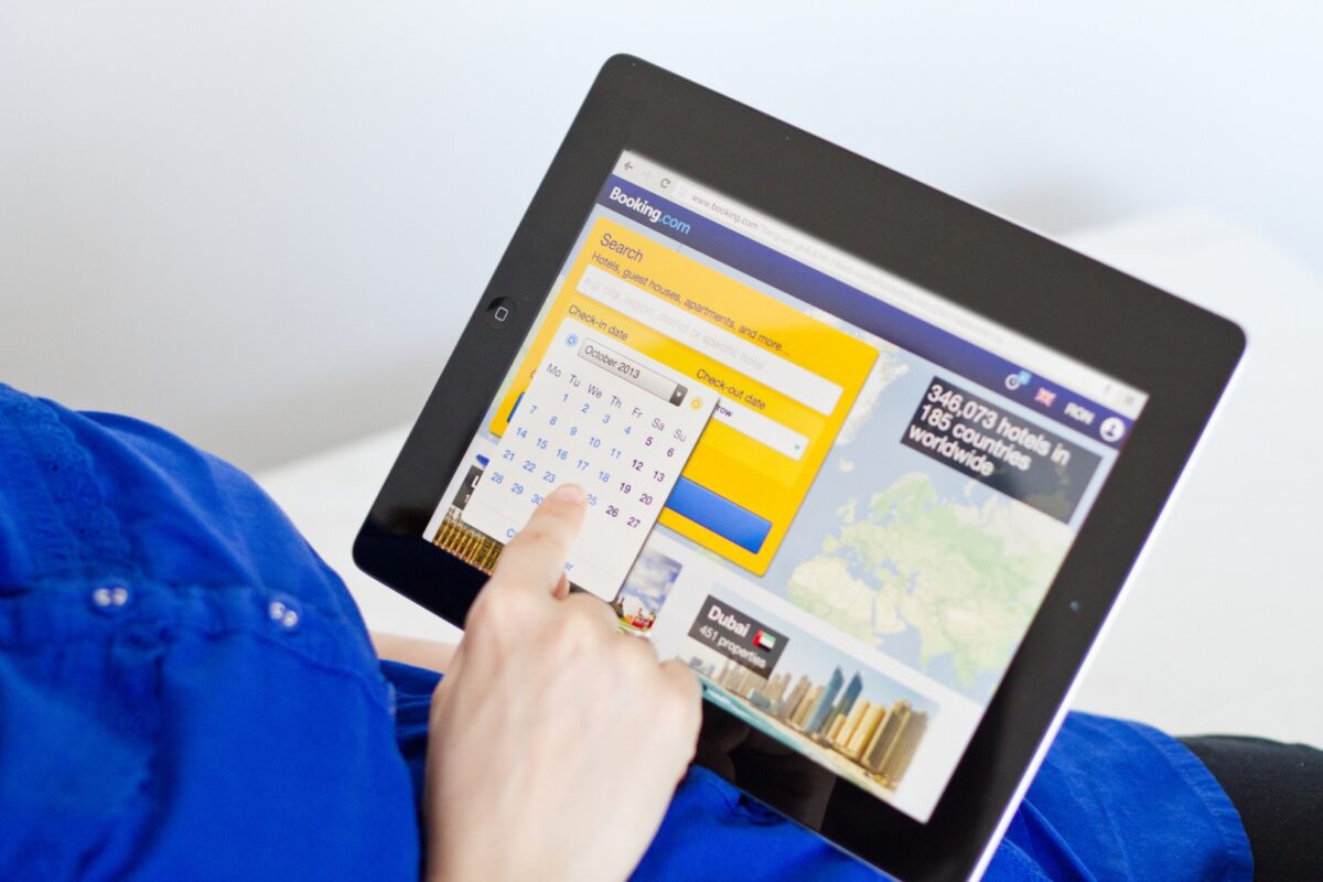 Comisia Europeană investighează Booking.com pentru riscuri de phishing și listări frauduloase