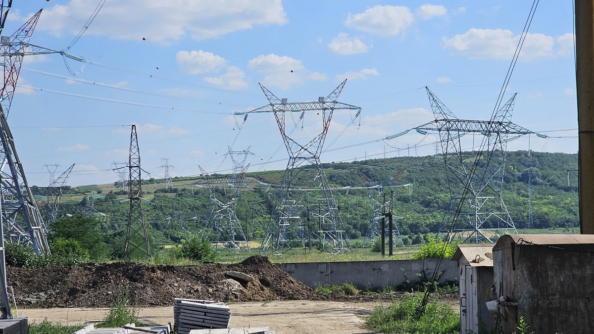 Transelectrica dezvoltă două linii de 400 kV pentru consolidarea rețelei electrice din nordul Moldovei