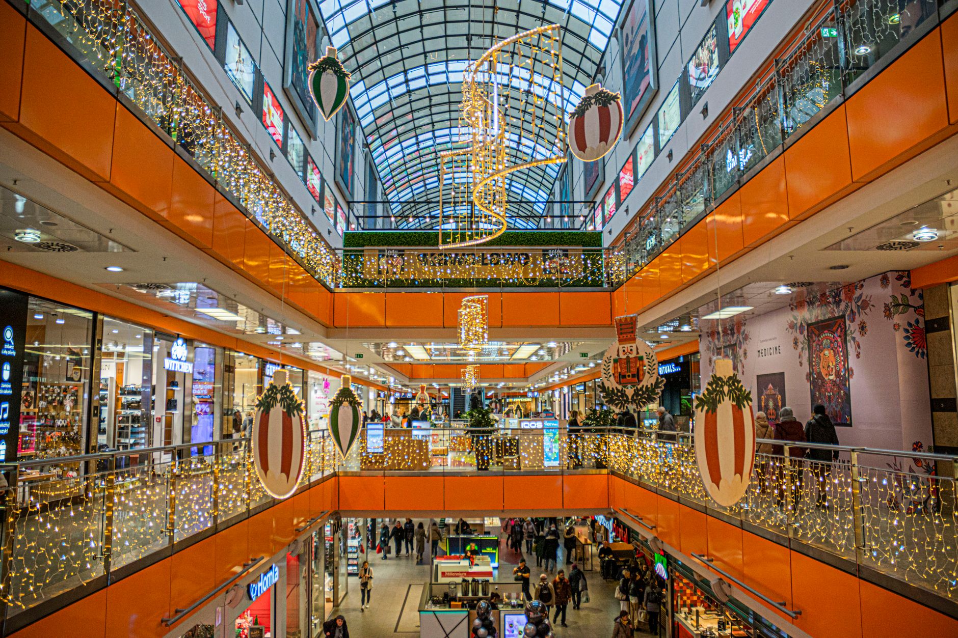 Evoluția pieței de retail din România: de la primele cash-and-carry la tranzacții de sute de milioane de euro