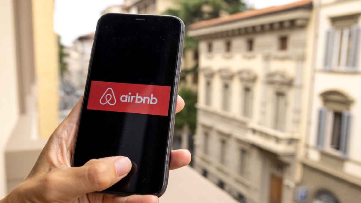 Airbnb schimbă regulile: turiștii nu vor mai fi obligați să facă curățenie sau să ducă gunoiul