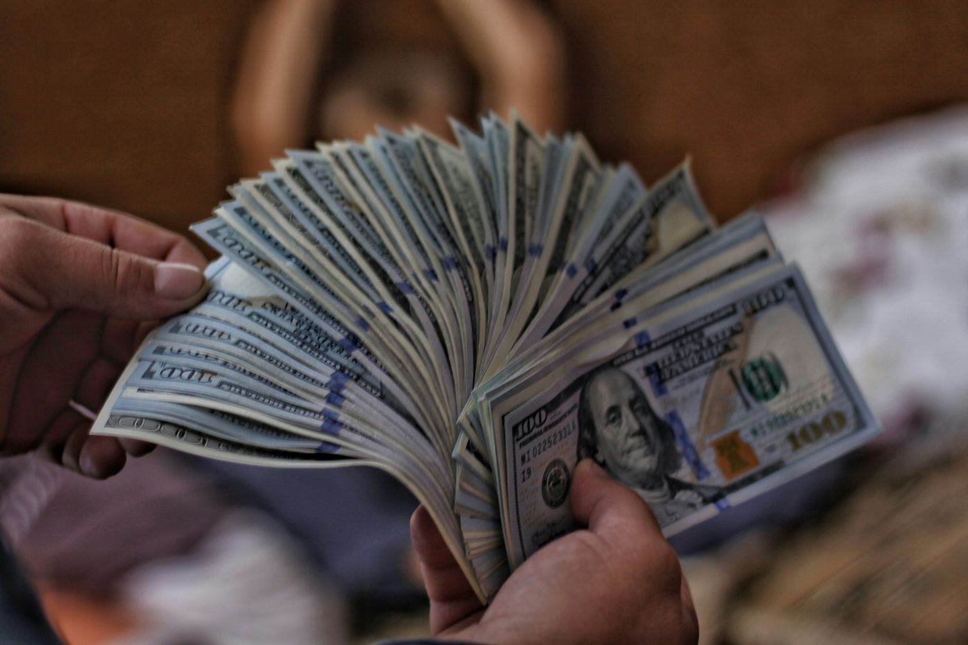 Dolarul american se stabilizează în așteptarea deciziilor băncilor centrale din SUA, zona euro și Japonia