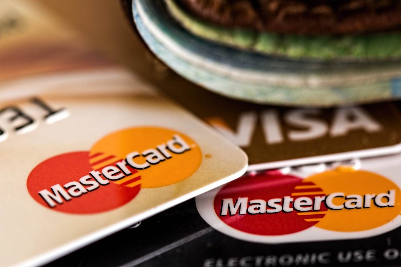 Plățile refuzate prin instrumente de debit au crescut cu 12% în septembrie 2026