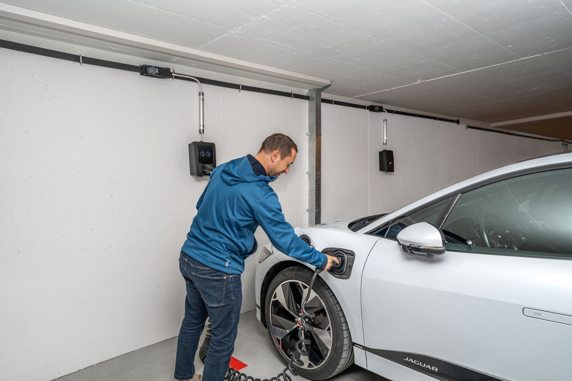Analiză: Mașinile hibrid plug-in emit de 6 ori mai mult CO2 decât indică testele oficiale