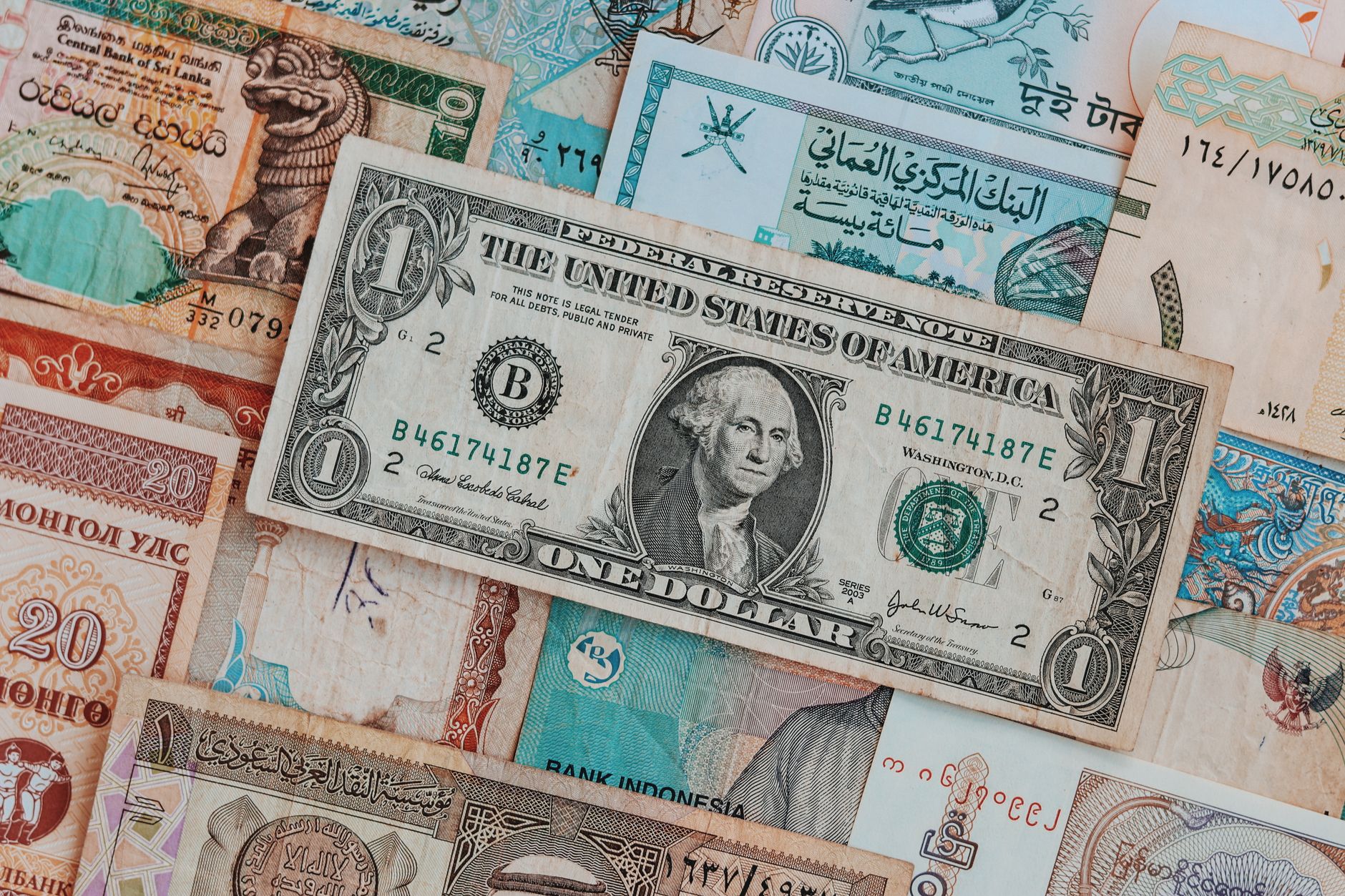 Cursul valutar: Euro și dolarul s-au apreciat față de leu, în timp ce aurul a scăzut