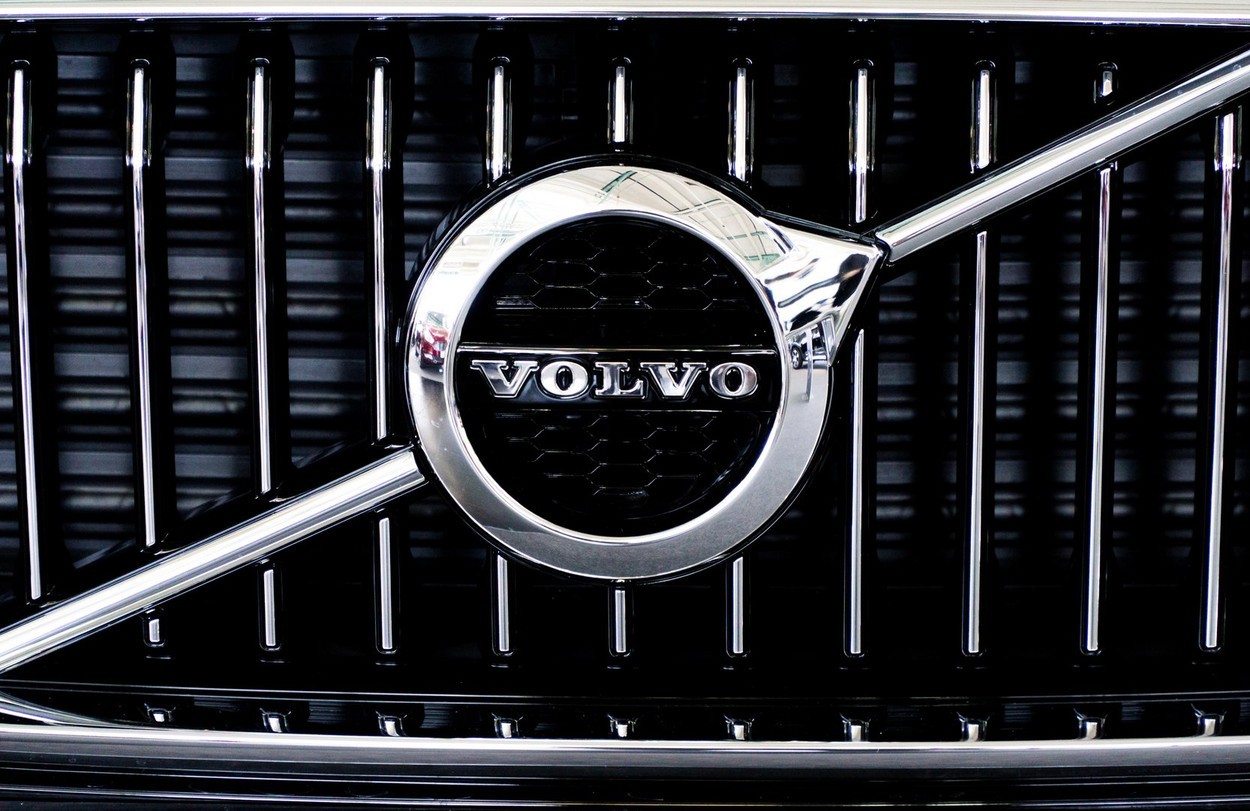 Volvo Cars înregistrează pierderi masive și vede o prăbușire de 30% a acțiunilor pe bursă