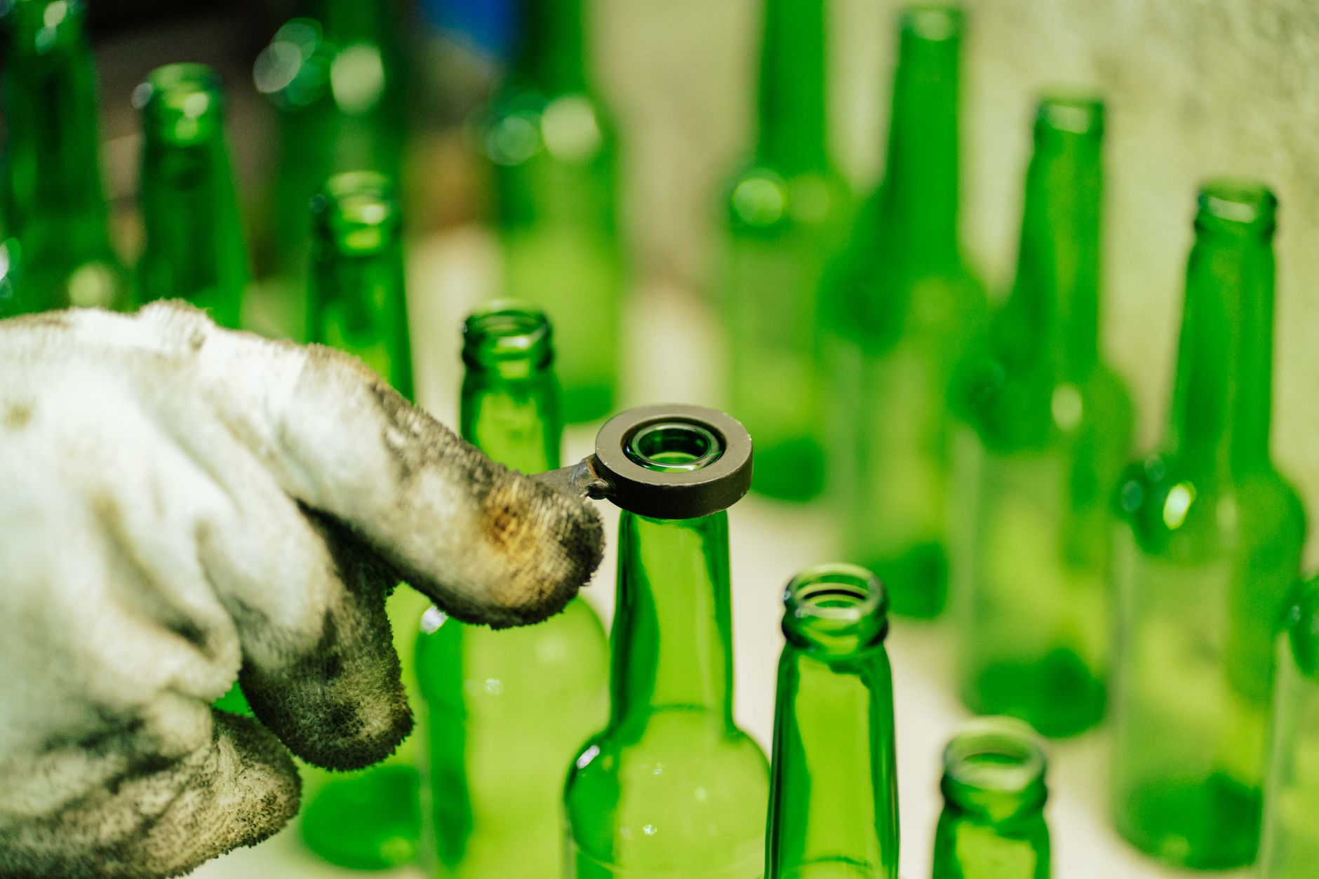 Inovații industriale în Europa: transformarea deșeurilor în materiale de construcții și plastic biodegradabil