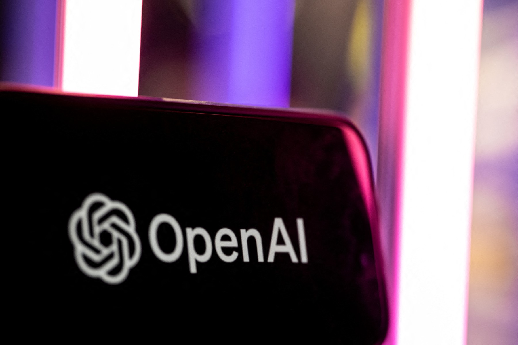OpenAI va antrena noile modele de inteligență artificială fără acces la internet după incidente de securitate