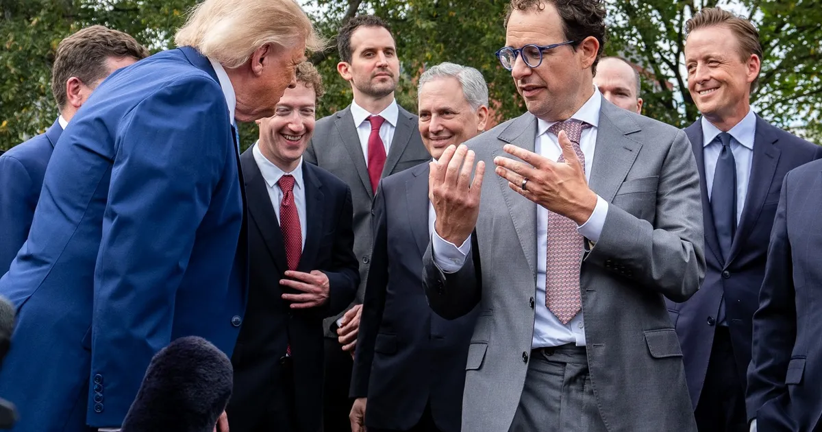 Diferențe de generație în cursă inteligenței artificiale: abordările lui Trump și Amodei