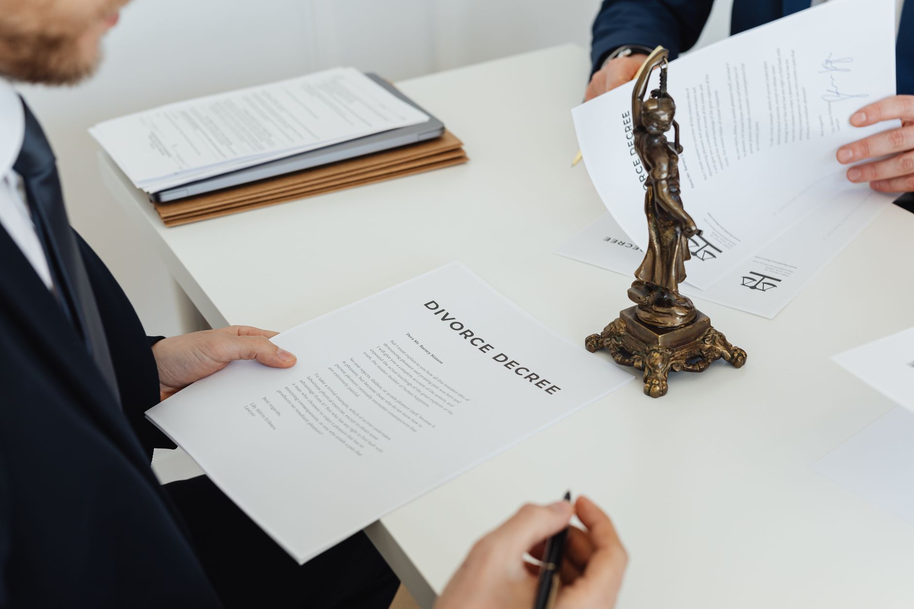 Concordia cere retragerea proiectului care obligă firmele să plătească un avocat pentru contracte