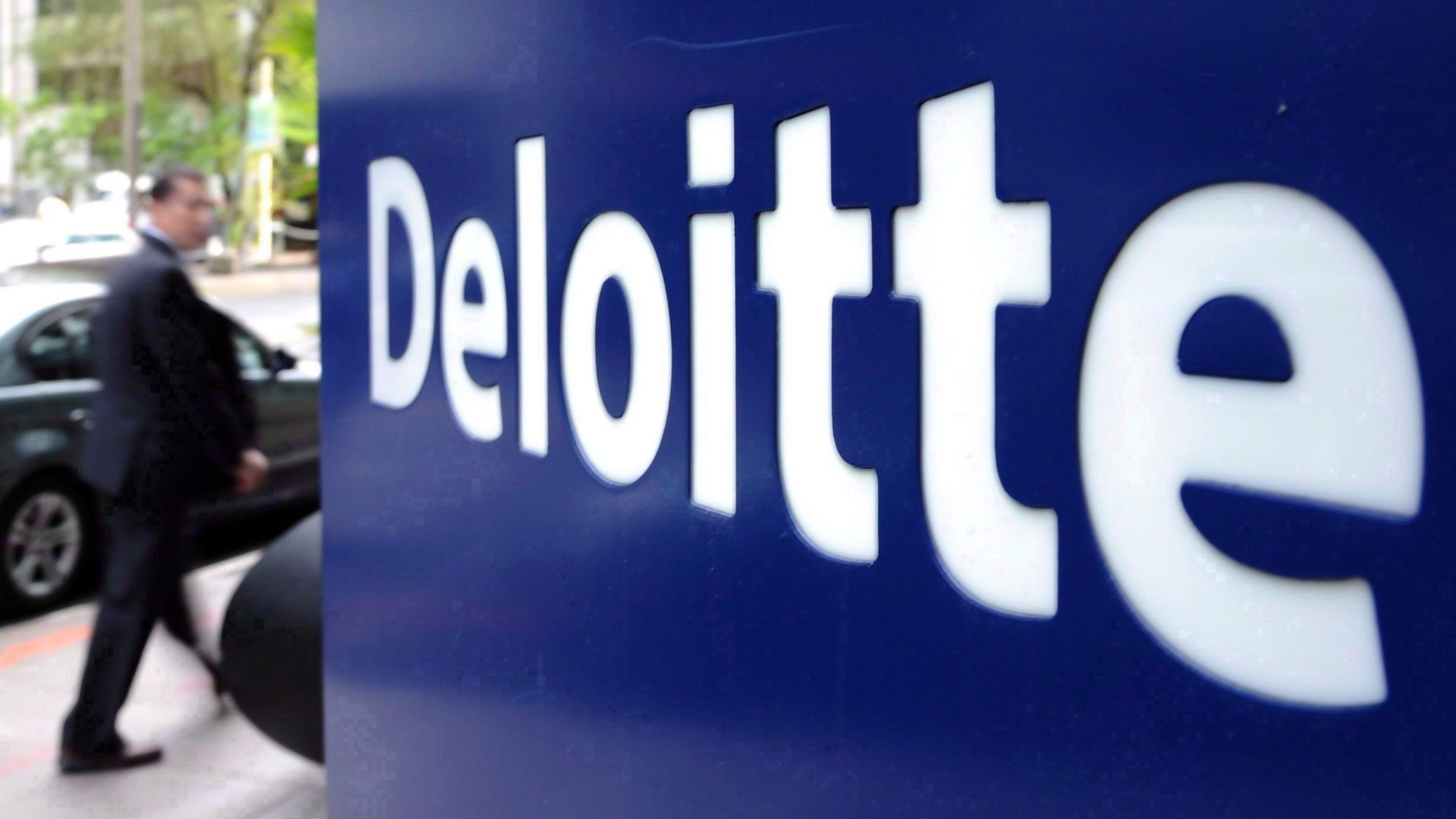 Salariul liderului Deloitte pentru regiunea EMEA a crescut cu 45%, în contextul reducerii numărului de angajați