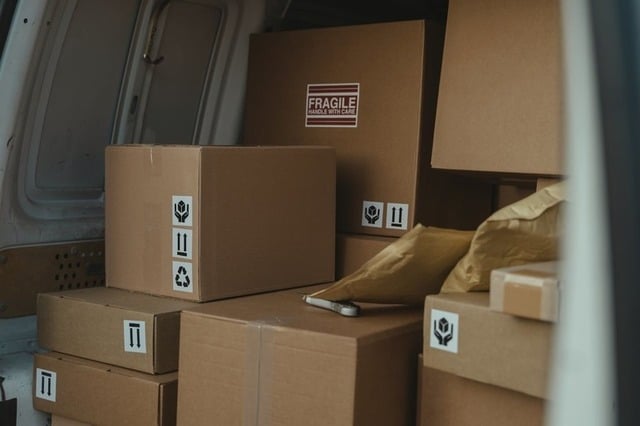 Nouă taxă europeană pentru coletele din afara UE: impact asupra platformelor Temu, Shein și Amazon