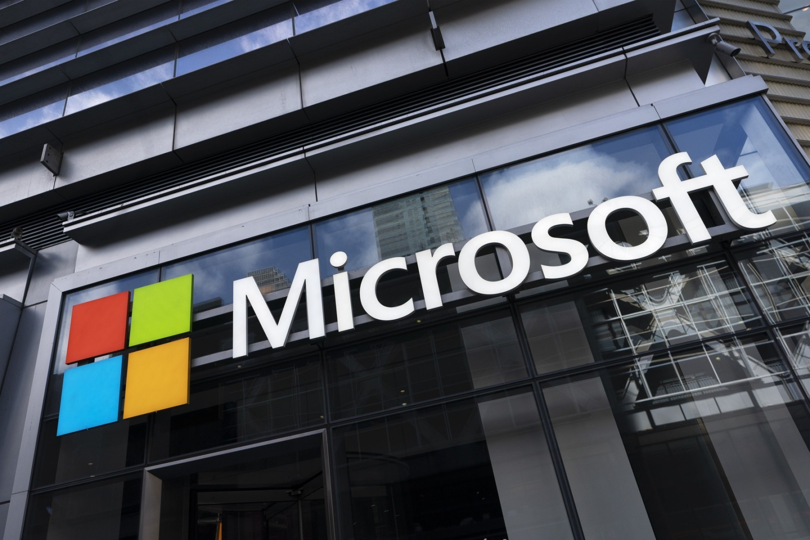 Microsoft lansează un program de plecări voluntare pentru 60.000 de angajați pentru a finanța inteligența artificială