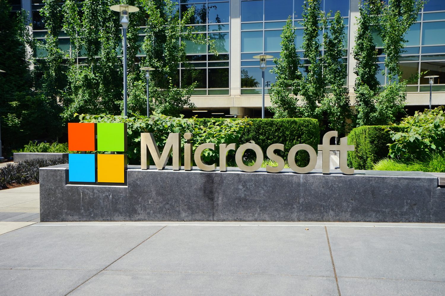 Microsoft implementează un program de concedieri voluntare pentru peste 60.000 de angajați