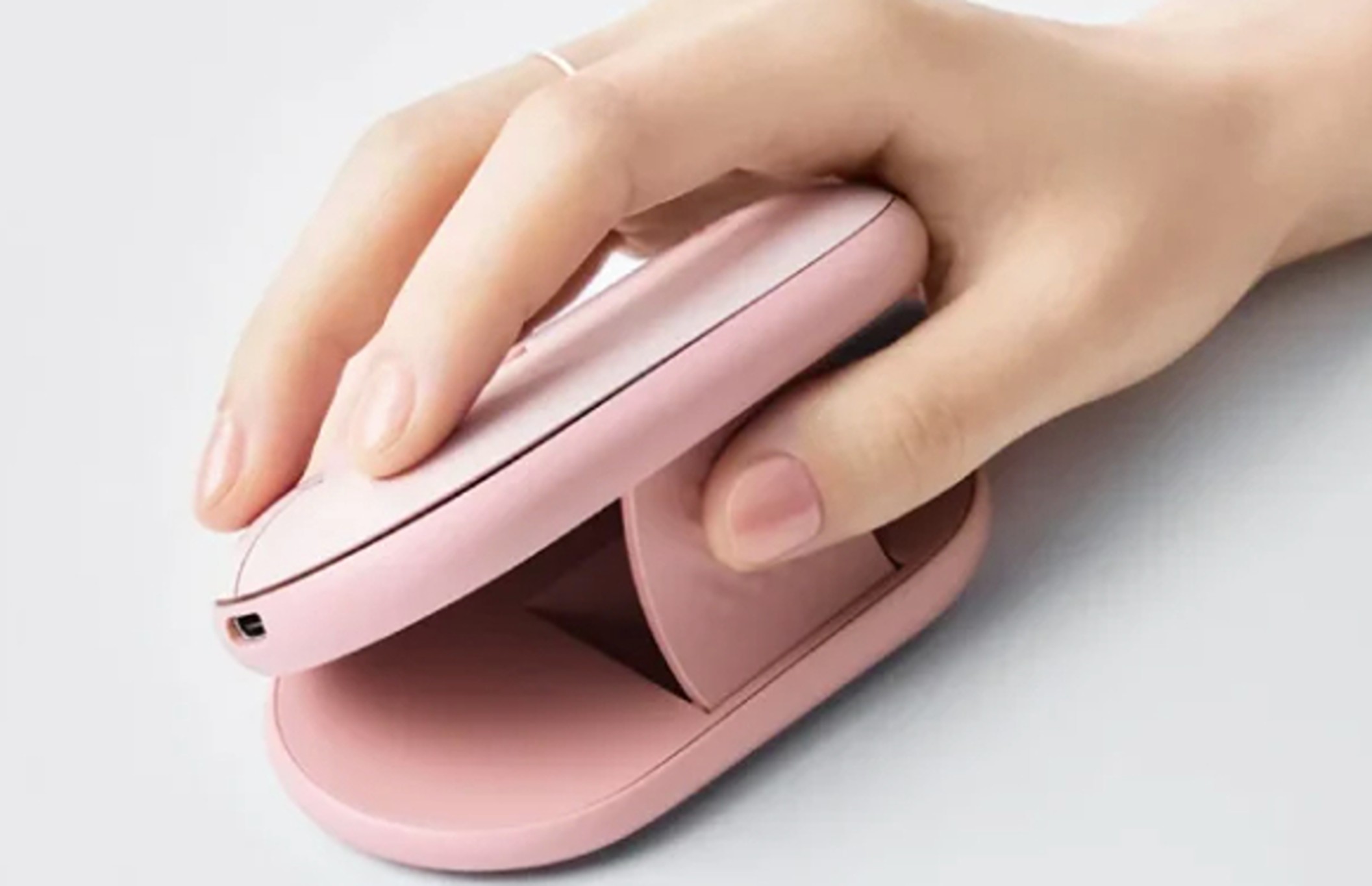 Logitech lansează Pebble Up, un mouse wireless compact cu design pliabil și autonomie de 90 de zile