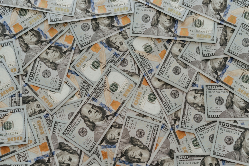 Cursul valutar BNR: Leul scade în raport cu dolarul și euro, în timp ce prețul aurului crește semnificativ