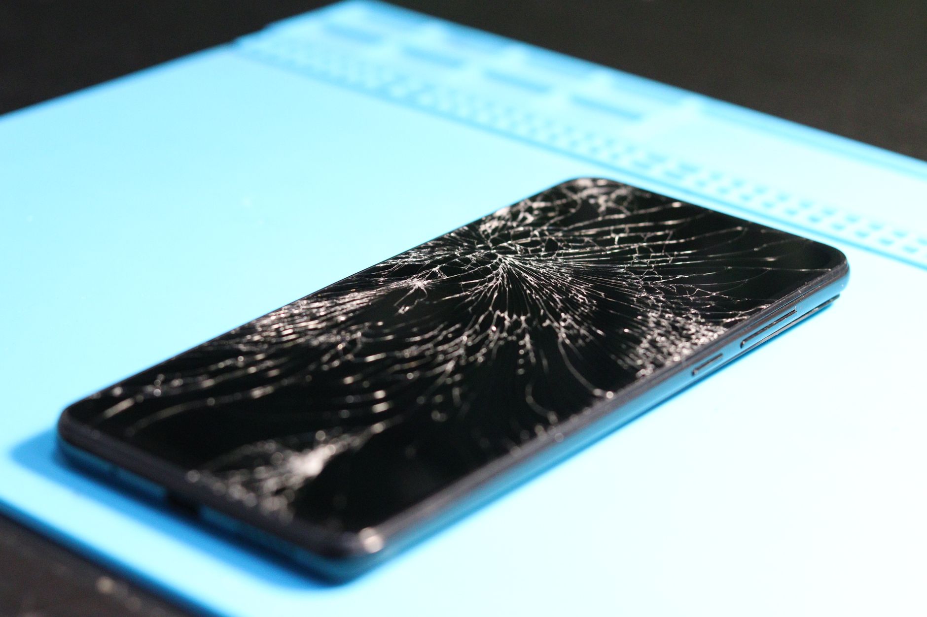 Probleme tehnice la noul iPhone Duo: Apple confirmă defecțiuni la ecranul telefonului pliabil