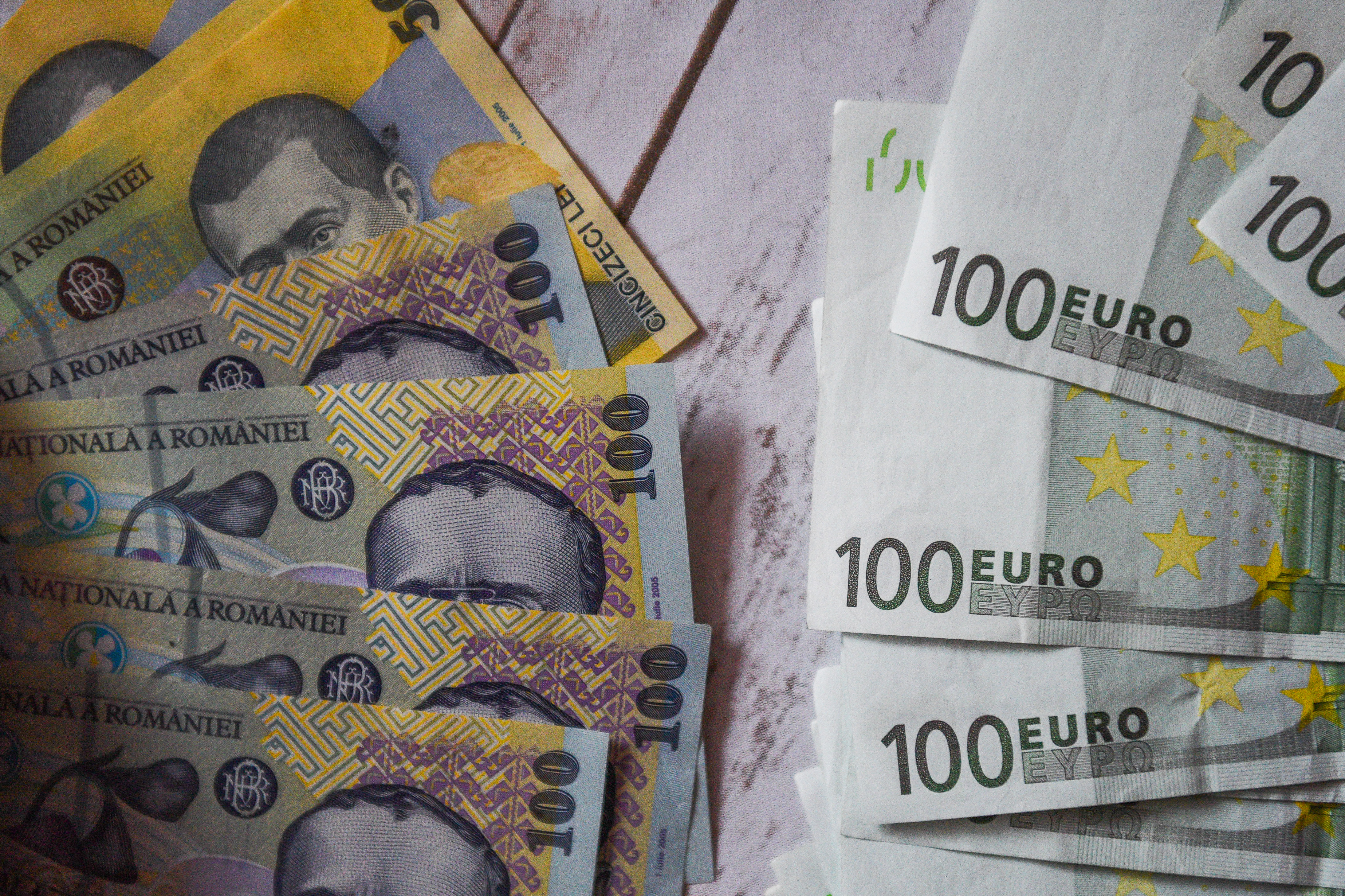 Depozitele în lei versus euro: de la ce nivel al cursului devine mai avantajoasă moneda străină