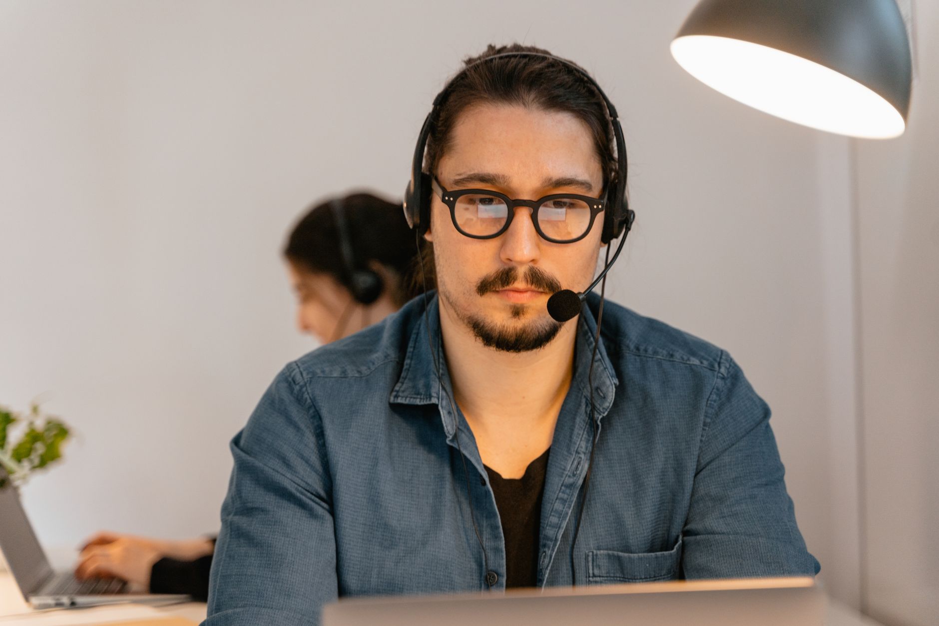 Prioritățile în customer care pentru 2027: AI-ul și automatizarea domină planurile companiilor din CEE