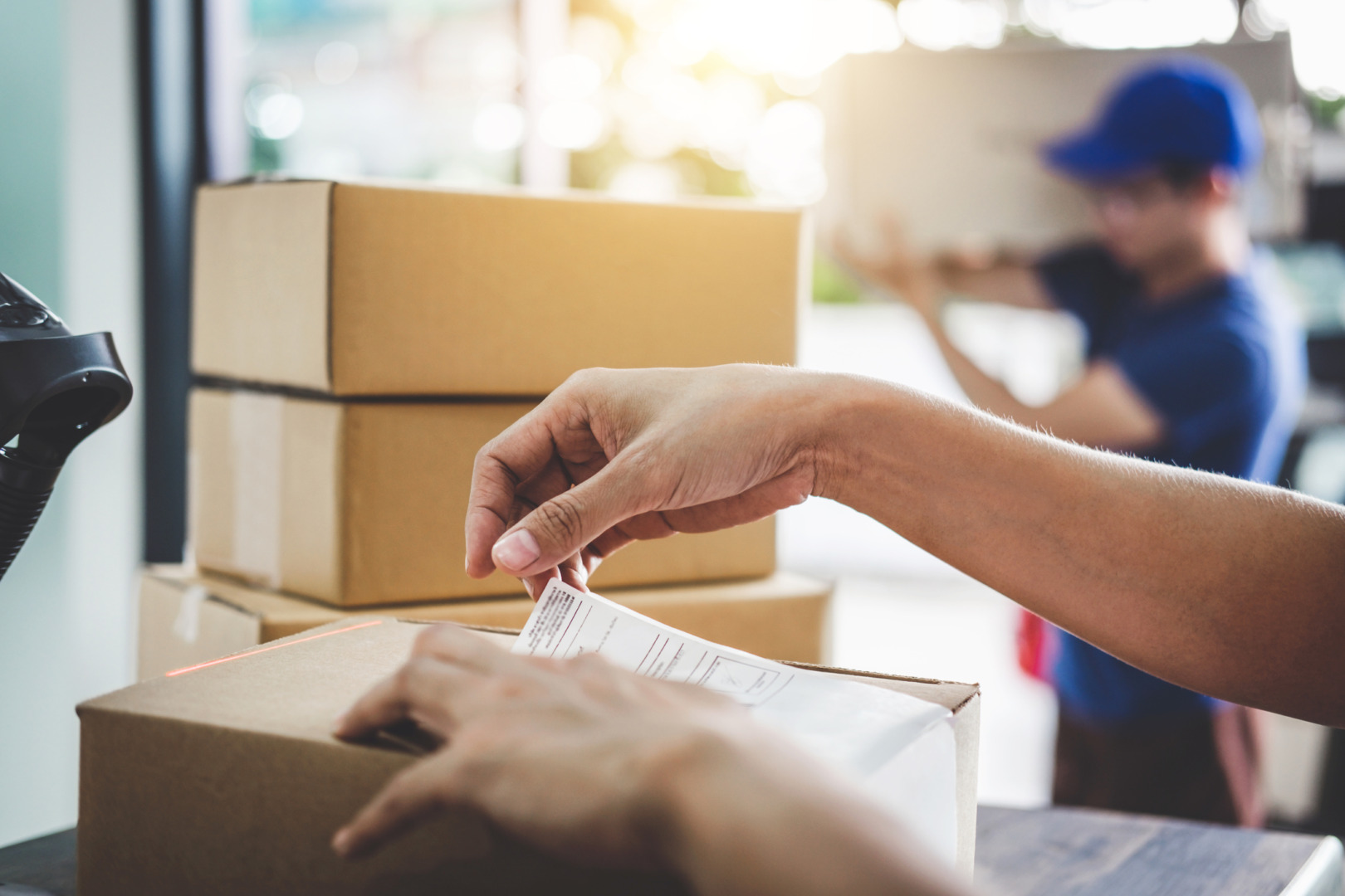 Guvernul propune eliminarea taxei logistice pentru coletele din afara Uniunii Europene