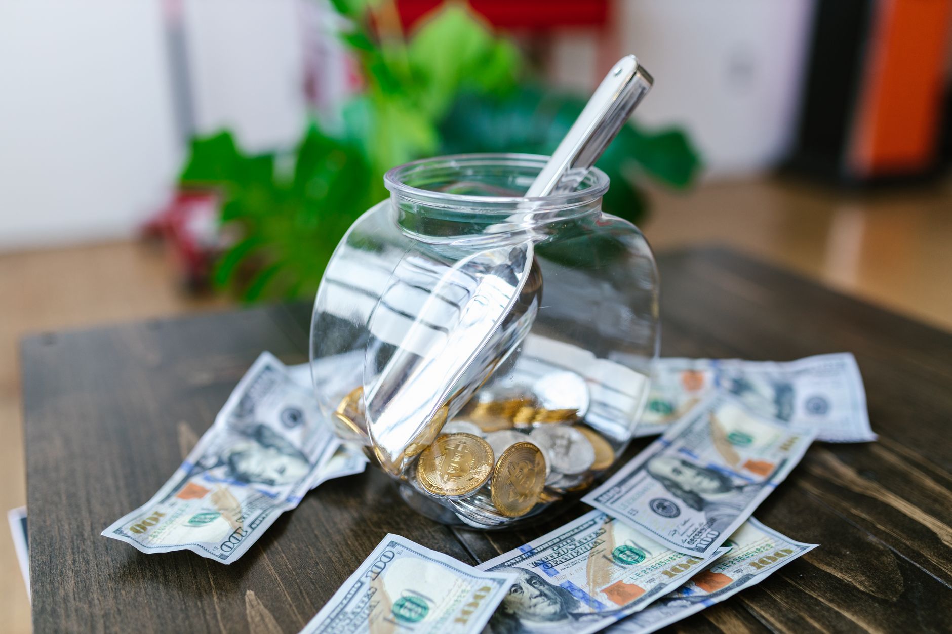 Cursul valutar: Euro și dolarul s-au depreciat față de leu, în timp ce aurul a scăzut și