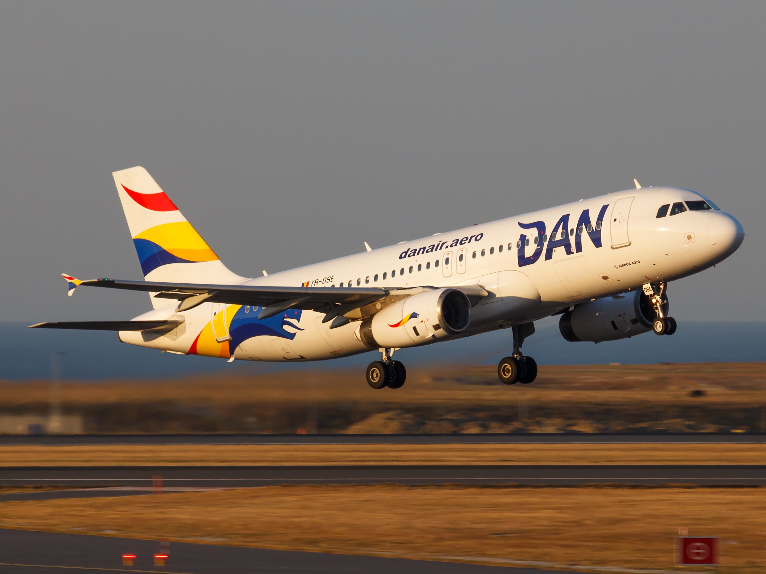 Conflict între DAN AIR și NETOPIA: peste 850.000 de euro blocate, riscul anulării zborurilor